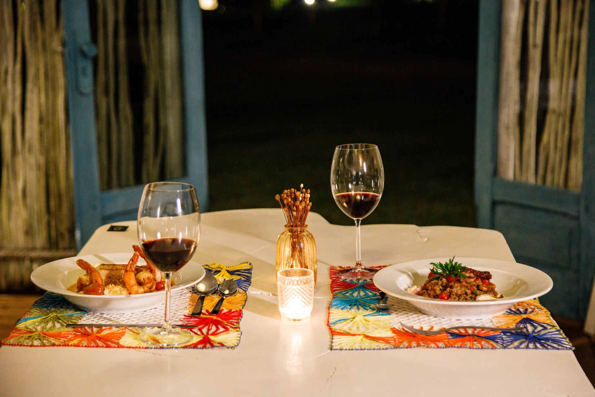 Mesa posta com vinho para celebração no Taboo Bistrô