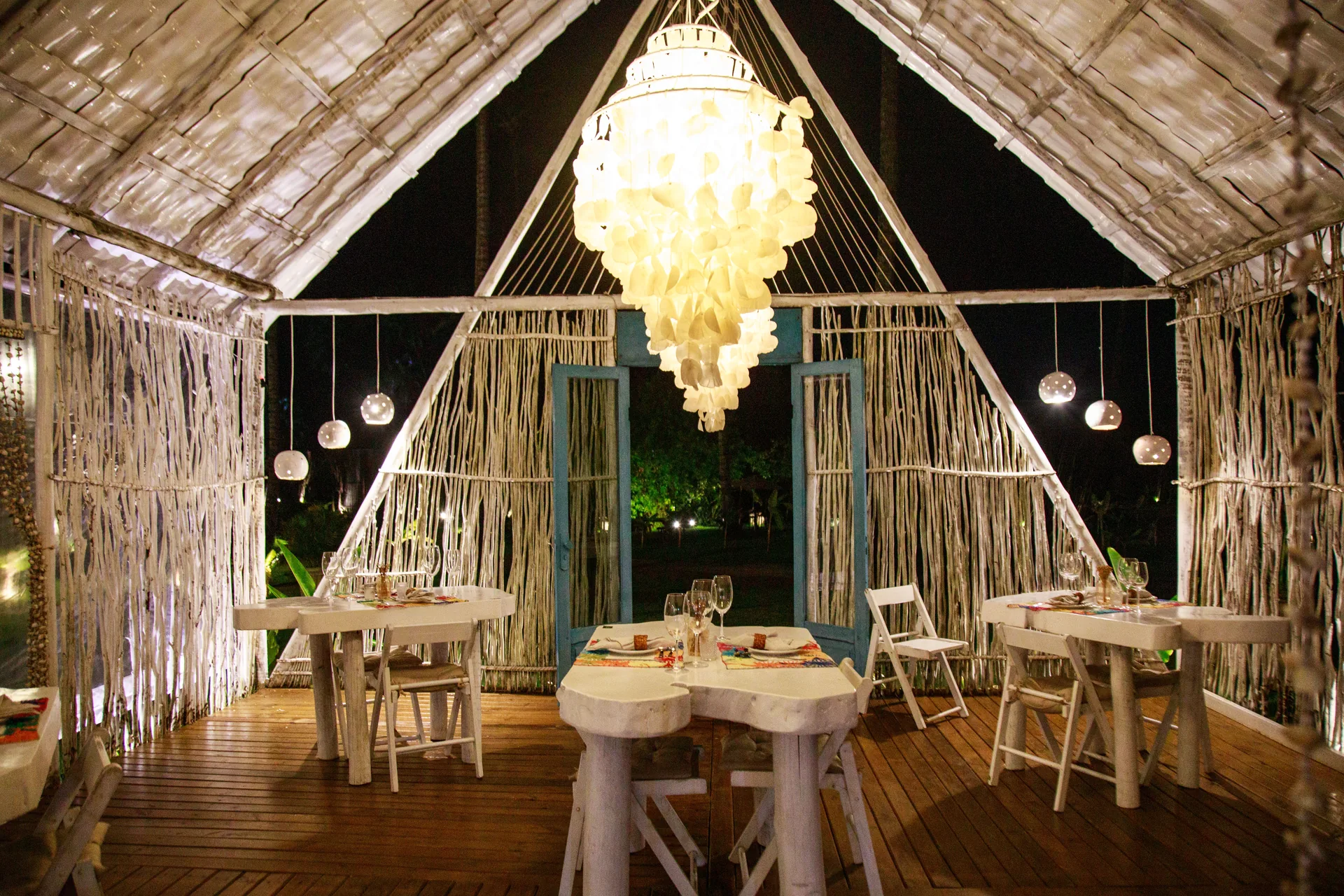 Ambiente noturno do Taboo Bistrô preparado para uma ocasião especial